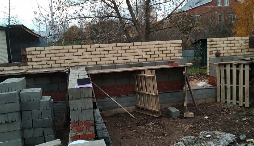 Строительство дома из арбалита с облицовкой кирпичом